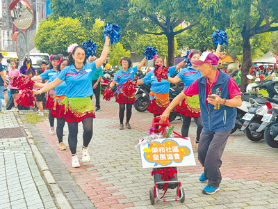 台中市烏日區光明、三和、湖日、榮和、學田5社區合力推動社區大旗艦,6日在榮和公園朥(月胥)福德廟舉辦成果發表,每個社區更結合社區特色編排遊行表演,逾百位居民歡樂踩街。(潘虹恩攝) image
