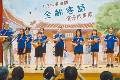 屏東縣全齡客語沉浸成果展,小朋友以客語演出歌謠。(羅琦文攝) image