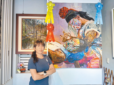 雲林縣北港鎮拼布達人周秀惠以「捍衛神將軍」作品,拿下美國代託納海灘被子大賽等3大獎項,讓「官將首」文化躍上國際舞台。(張朝欣攝) image