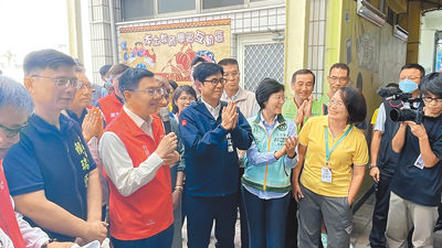 高雄市長陳其邁(右前四)與行政院長卓榮泰(右前五)等人一同前往前鎮國小視察災情。(紀爰攝) image
