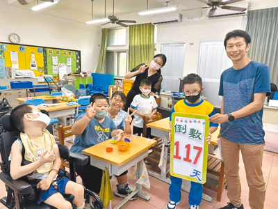玉井國小今年12月28日校慶將滿120歲,地方各界引為盛事,並決定15日恢復停辦30年的國慶踩街遊行,讓鄉親重溫昔日歡樂氣氛。玉井國小師生在120周年校慶前120天就開始倒數計時。(民眾提供/寶智華台南傳真) image