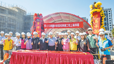 新竹縣竹北市文興國中,第2期工程將完成,13日熱鬧舉辦上梁典禮,副縣長陳見賢(前排左七)出席上梁典禮。(羅浚濱攝) image