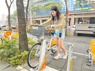 新北市YouBike將朝恢復前30分鐘免費方向調整,交通局將嚴加督導微笑單車公司研擬調度計畫,最快2025年第一季上路。(高鈞麟攝) image