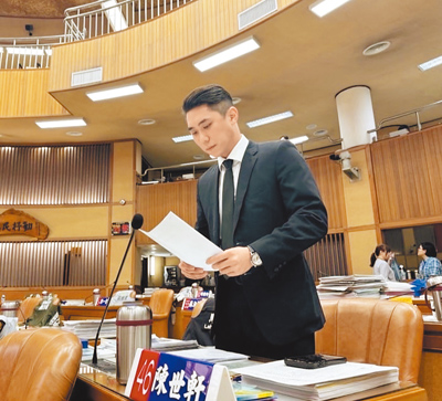 民眾黨新北市議員陳世軒16日在議會踢爆,樹林清潔隊1名基層幹部,疑用公家資源清運私人垃圾。(新北市議員陳世軒提供/陳慰慈新北傳真) image