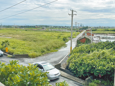 從彰化縣大城鄉西港村堤防往內拍,多條道路段都仍積水。(縣議員洪子超提供/孫英哲彰化傳真) 從彰化縣大城鄉西港村堤防往內拍,多條道路段都仍積水。(縣議員洪子超提供/孫英哲彰化傳真)