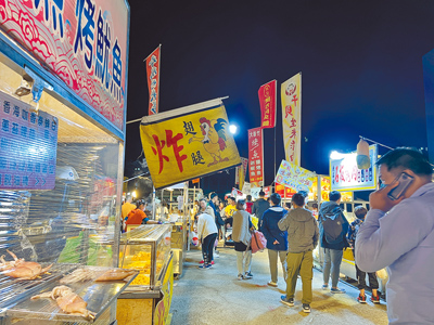 新竹市慈雲路夜市規模雖不大,但因臨近竹科,每逢周二、五吸引不少民眾前來逛夜市。(王惠慧攝) image