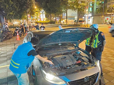 桃園市自去年6月起展開靜桃計畫,由環、警、監聯手稽查行動,今年已辦理173場次聯合稽查,改裝噪音車攔檢計2573件,警方通報噪音車輛計6702件。(桃園市交通大隊提供/姜霏桃園傳真) image