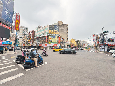 新竹市政府交通處評估安全性與考量車流順暢度後,近日取消林森路、西大路路口的兩段式左轉,不過仍保留待轉格,供民眾選擇使用。(陳育賢攝) image