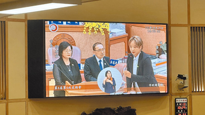 新北市立殯儀館使用量相當龐大,但因坐落板橋人口密集區衍生不少問題,新北市長侯友宜(左二)允諾努力在2024年底,或最慢2025年元月前公布檢討方案。(賀培晏攝) image