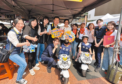 新北市警力嚴重缺乏,截至2024年9月底,不論是警察員額、警民比及預算均落後台北市,特別是婦幼隊人力嚴重不足。新北市議員山田摩衣指出,面對日益增加的刑案,辦案效能令人堪慮,要求擴編警力。(新北市警察局提供/高鈞麟新北傳真) image