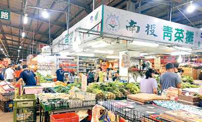 受颱風影響,民眾上傳統市場感受菜價仍居高不下。 (馮惠宜攝) image