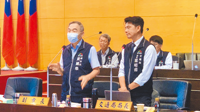 台中市府官員涉嫌性騷5日遭停職調查,交通局長葉昭甫(前排右)向局內同仁致歉。(陳淑娥攝) image