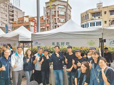 新竹市代理市長邱臣遠(左六)9日感謝企業店家與單位共同協助,參與「青朋好遊」活動。(陳育賢攝) image