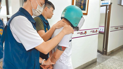 凶嫌王男12日凌晨刺死陳男後,不但逃離現場,還把血衣、凶刀丟棄滅證,被逮時渾身酒氣。(讀者提供/呂妍庭嘉義傳真) image