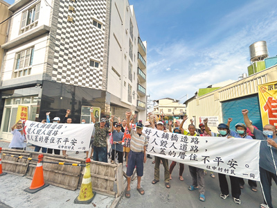 屏東縣萬丹鄉社中村92歲莊翁不小心撞到「封路圍籬」受傷,不料卻反遭地主控告毀損並被傳去派出所做筆錄,村民一氣之下13日前往社皮所及事故地點舉白布條抗議。(謝佳潾攝) image