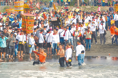 屏東南州迎王祭典13日在林邊鄉崎峰沙灘舉行請水儀式,代天府人員在海邊虔誠懇請大千歲降駕。(羅琦文攝) image