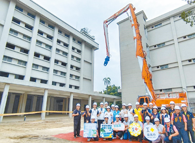 舊嘉義菸葉廠活化工程啟動,重型機具開始拆除第11號倉庫(左邊棟),15日市長黃敏惠(第二排左五)率市府團隊及多位議員見證。(廖素慧攝) image