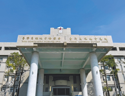 洪姓男子不滿犬隻在他家門口排泄,不僅失控搶走飼主的掃具,還持刀罵髒話,高雄地院依強制罪判處有期徒刑4個月,緩刑2年。(本報資料照片) image