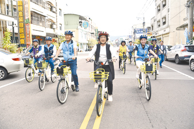 彰化縣長王惠美等人,21日在社頭火車站前廣場啟用MOOVO公共自行車站點。(李京昇攝) image