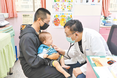 大甲李綜合醫院小兒科主任醫師余秋霖(右)21日表示,天氣逐漸轉涼,門診近期的呼吸道感染病例逐漸增多,1周就有3例發生,建議1歲以下的幼兒可施打疫苗,做好防護措施。(大甲李綜合提供/張妍溱台中傳真) image