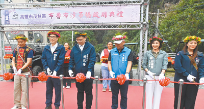 高雄市長陳其邁(左二)8日到茂林參加活動,立委賴瑞隆(左三)緊跟其身旁,卡在C位,立委邱議瑩(右二)則站在邊邊。(本報資料照片) image