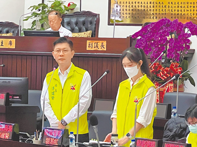 台南市議會臨時會11日進行《台南市公債發行自治條例》專案報告時,市府財稅局長李建賢(左)強調,公債自治條例只是讓市府取得發行公債的法源依據,不一定會發行。(洪榮志攝) image