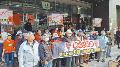 台南市議員郭清華站13日率眾到台南地區農會前舉標語抗議。(程炳璋攝) image