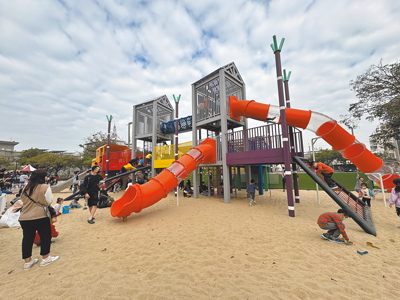 台南計畫建置51座特色公園,其中33座已完工。圖為今年初啟用的仁德運動公園特色遊戲場,受到許多親子喜愛。(本報資料照片) image