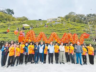 南投縣政府投入1200萬元在竹山鎮山坪頂林道打造全長285公尺七星步道,由南投縣副縣長王瑞德等人14日剪綵啟用,遊客前往可以聞著淡淡茶香、遠眺層層堆疊的茶園美景。(南投縣府提供/潘虹恩南投傳真) image