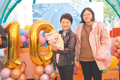 沙鹿區公所14日舉行慶祝人口數破10萬,最接近第10萬名的幸運新生兒,由家人代為領獎,市長盧秀燕(左)當場抱起新生寶寶。(台中市政府提供/張妍溱台中傳真) image