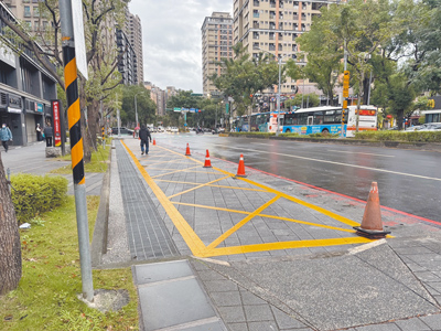 新北市北大特區大學路與學成路口一處「消防防災空間暨人行道」,因民眾常誤以為是避車彎,違規停車被取締,議員及市府會勘後尊重社區意見將改成實體人行道。(柯毓庭攝) image