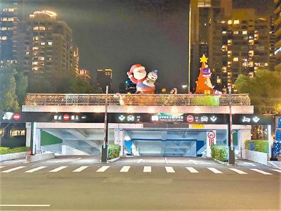 台中市政府交通局於停車與轉運空間營造節慶氛圍,可愛耶誕老人飛上停車場屋頂捎來祝福。(台中市府提供/陳淑娥台中傳真) image