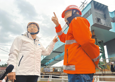 新北市長侯友宜(左)23日視察國道1號五股交流道增設北入北出匝道改善工程進度。(呂健豪攝) image