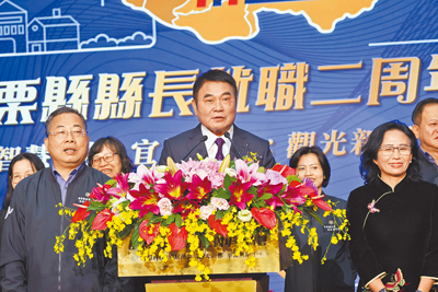 苗栗縣長鍾東錦25日就職滿2周年,他特別在縣府大樓對全縣鄉親做施政總報告,指未來縣府最重要的建設就是桃竹苗大矽谷計畫。(謝明俊攝) 苗栗縣長鍾東錦25日就職滿2周年,他特別在縣府大樓對全縣鄉親做施政總報告,指未來縣府最重要的建設就是桃竹苗大矽谷計畫。(謝明俊攝)