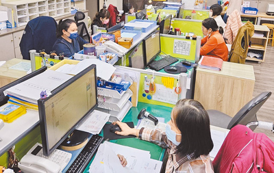 屏東縣政府考量同仁工作同時要兼顧女子、長輩,從明年1月1日起22局處調整上下班時間為上午8時至下午5時。(謝佳潾攝) image