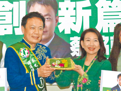 民進黨參選人蔡銘軒(左)28日在同黨立委、新住民部主任羅美玲(右)陪同下舉辦「新住民挺銘軒」記者會。(蔡銘軒競總提供/潘虹恩南投傳真) 民進黨參選人蔡銘軒(左)28日在同黨立委、新住民部主任羅美玲(右)陪同下舉辦「新住民挺銘軒」記者會。(蔡銘軒競總提供/潘虹恩南投傳真)