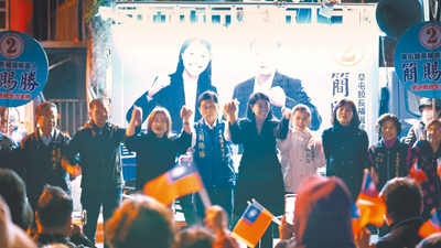 國民黨草屯鎮長候選人簡賜勝(左四)28日晚間在廟口開講,立委馬文君(左三)及南投縣長許淑華(左五)到場力挺。(簡賜勝服務處提供/張妍溱南投傳真) image