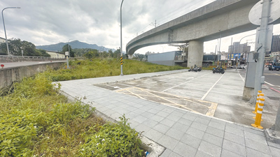 新北市新店區長期存在停車位不足問題,違停亂象頻傳,也衍生交通壅塞問題,市府規畫安捷路、安康路口作為機車停車場,另經市議員陳永福協調,停車場後方的私人空地也將無償提供市府使用。(賀培晏攝) image