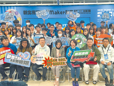 新北市第2屆「圓夢D-Maker」夢想資助計畫30日在青年局青職基地舉行決選及頒獎典禮,最終評選出樹林高中、雙溪高中、瑞芳高工、光復高中及裕德高中等5組獲勝隊伍,各獲得3萬元圓夢基金。(王揚傑攝) image