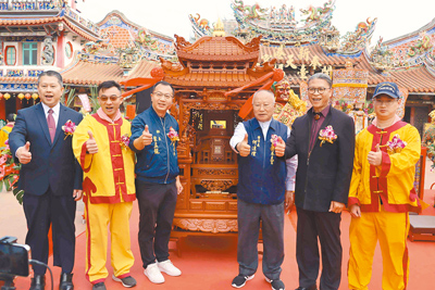 2024年最後1天,新港奉天宮舉辦神轎啟用儀式,並以街面遶境為媽祖新神轎「試車」。(呂妍庭攝) image