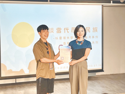 新北市政府積極推動「全民原教」,也有台灣大學學生造訪新北市原民局,深入了解原民文化,原民局長Siku Yaway林瑋茜闡述保障政策背後的文化脈絡。(新北市原民局提供/賀培晏新北傳真) image