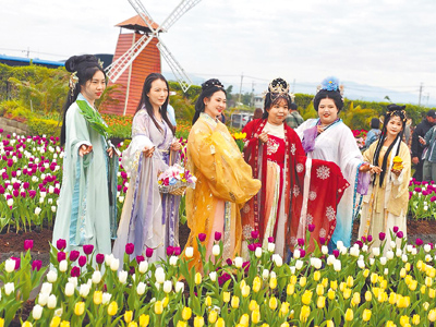 台中市后里區中社觀光花市鬱金香花季5日開跑,首日舉辦「鬱金漢服遊園會」,許多遊客穿著漢服賞花,相當吸睛。(李京昇攝) image