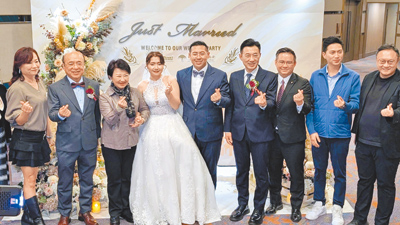 立法院副院長江啓臣辦公室發言人王昱翔(右五)與台中市長盧秀燕團隊的陳燕琳(左四)3日結婚,江啓臣(右四)、盧秀燕(左三)當證婚人。(王昱翔提供/陳淑娥台中傳真) image