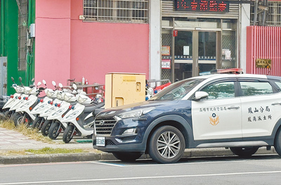 現今超跑、名車滿街跑,高雄市警局於今年起,警用汽車加保超額保險從500萬元提升至1000萬元;警用機車加保超額保險提升至200萬元。(洪靖宜攝) image