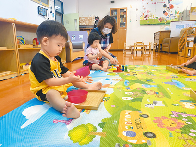 台東縣推出包括公私托育收費一致、調高首胎育兒補助等友善育兒政策,使得縣內連續3年新生兒人數正成長。(蔡旻妤攝) image