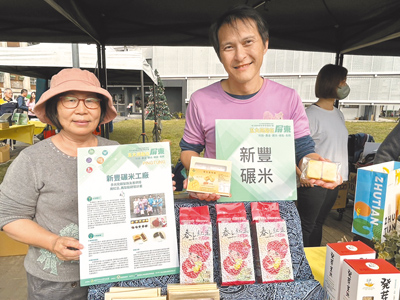 新豐碾米工廠在屏縣府SBIR計畫協助下,成功以山梨糖醇代替砂糖研發出低升糖指數(GI)的紅豆餡、鳳梨餡,符合銀髮族需求。(謝佳潾攝) image