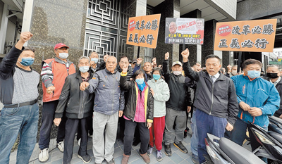 台南地區農會改選倒數,市議員郭清華(前排右二)號召反對家族世襲、壟斷,8日率基層農會會員登記參選。(曹婷婷攝) image
