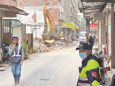 新北市三重六張街工地鄰損案,建商擬對拆除的2棟建物,提出市價購回或合建補償。(本報資料照片) image