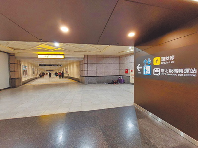 新北環狀線板橋站可透過地下道連結台鐵、高鐵、捷運,但屢遭民眾抱怨轉乘步行距離長。(陳慰慈攝) image