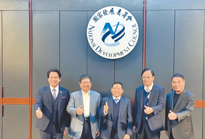 國發會於20日邀請桃竹竹苗4縣市首長召開「桃竹苗大矽谷推動方案」協調會議,桃園市長張善政(右二)盼輝達能落腳桃竹苗大矽谷。(桃園市經發局提供/姜霏桃園傳真) image